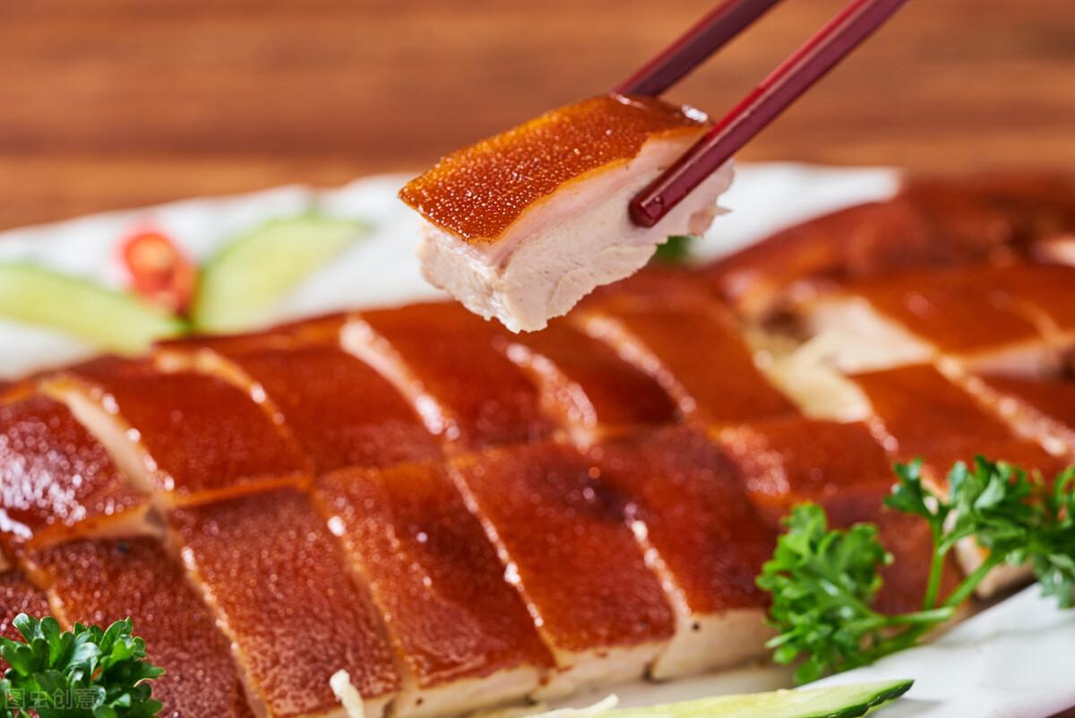 4,烤乳猪粤菜的烤乳猪主要是采用了小乳猪来烤制,添加了蒜,五香粉,芝