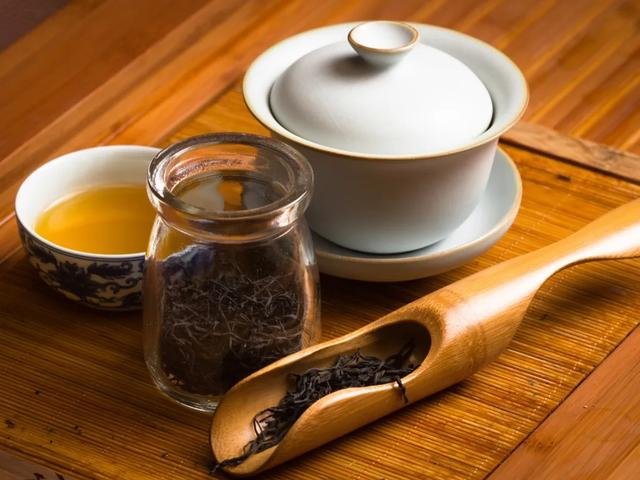 白酒和咖啡可以同时饮用吗，酒和咖啡能同时饮用吗（喝白酒的禁忌，你犯了哪一条）