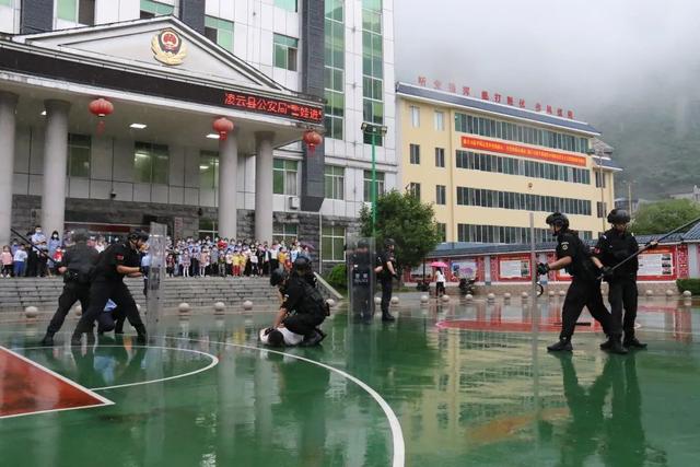 警用对讲机的简介和特点详情介绍，公安警用对讲机品牌（警宝收获特殊节日礼物）