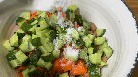 煮花生怎么煮好吃，水煮花生家常做法（加黄瓜丁和胡萝卜）