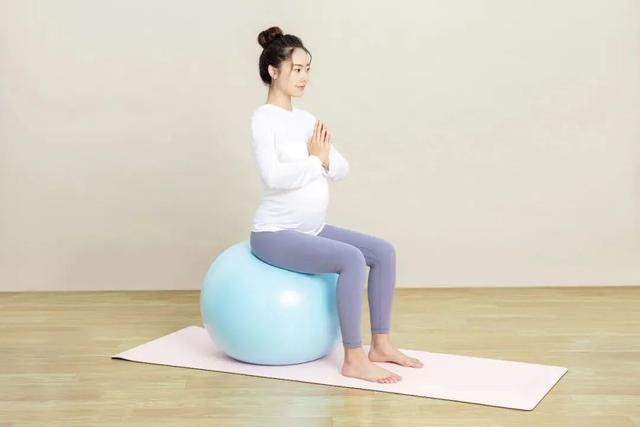 孕妇瑜伽每天必练8个动作，孕早期瑜伽每天必练8个动作（在家就能做的孕妇瑜伽）