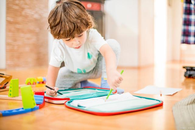 小孩子说话晚怎么办，小孩说话晚要怎么办（遇到不爱开口的宝宝家长要先了解原因）