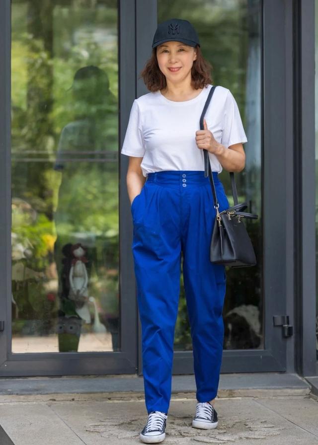 65岁奶奶用一条34年前的蓝裤子，搭出优雅与时髦，值得阿姨辈借鉴