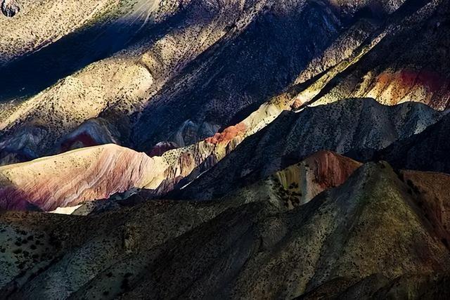 新疆的三大山是哪些，新疆有名的三座山（新疆有座连绵的大山）