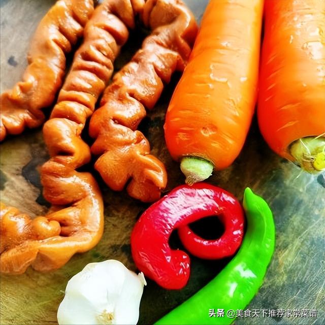 怎么炒卤肠，卤生肠怎么炒比较好吃（卤大肠炒胡萝卜丝）