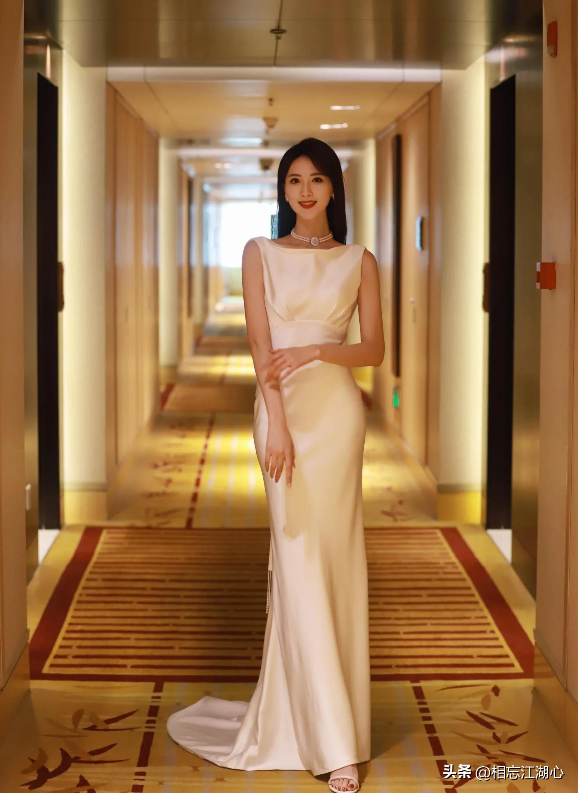 央视主持人李丹,刘亦菲同框出席活动,气质不相上下