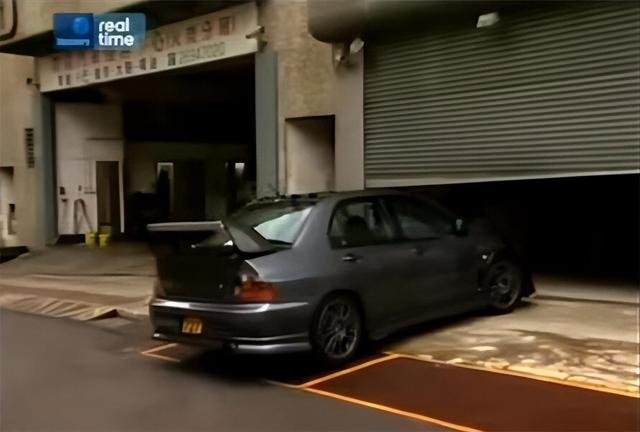 藏品堆满8个仓库，戴2000万名表，豪宅遍布全球，成龙身家太惊人
