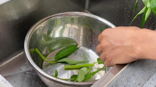 女人吃猪肝有什么好处，猪肝一周吃几次补血（多吃“4红3黑2绿”）