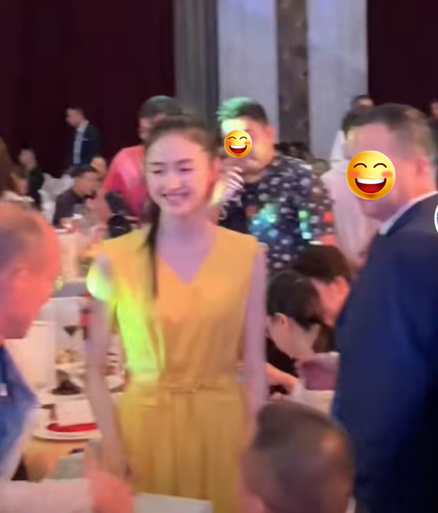 圈内聚餐太现实！李冰冰与博纳老总同席，四线小花弯腰向大佬示好