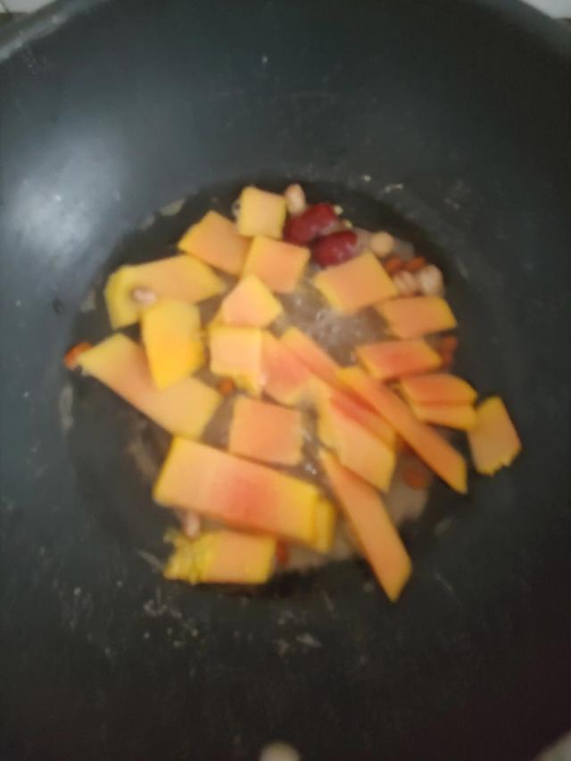 野葛根怎么吃，野葛根怎么吃丰胸最有效果（野生葛根加木瓜做早餐）