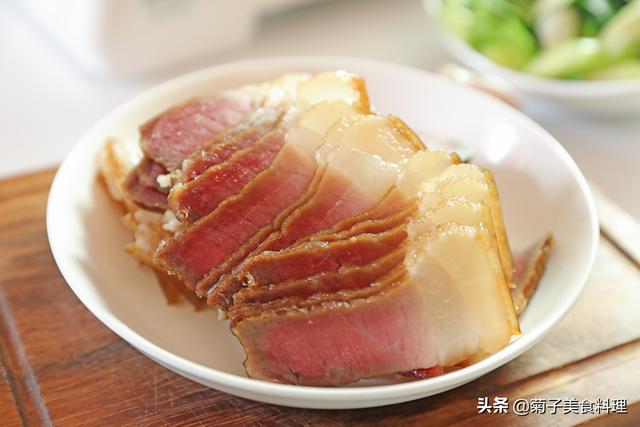 腊肉炒蒜苗做法，蒜苗炒腊肉的做法（年夜饭炒菜之蒜苗炒腊肉）