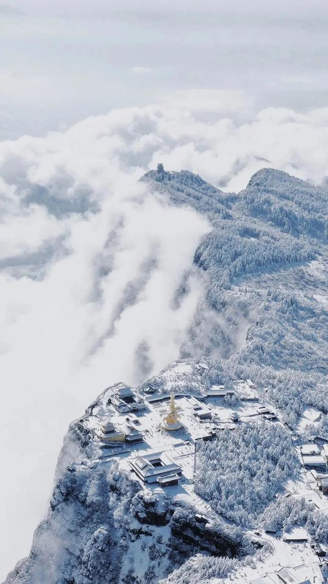 描写峨眉山的诗句，描写峨眉山的诗句李白（苏东坡诗词下的峨眉山）