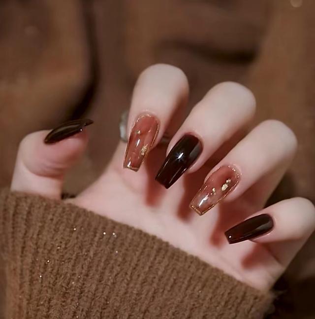 什么款式的美甲好看又显高贵，推荐几个美甲款式（秋冬千金/御姐/贵妇美甲合集来了）