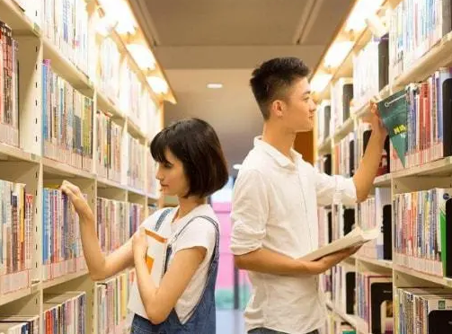 学校谈恋爱（某大学小情侣操场）