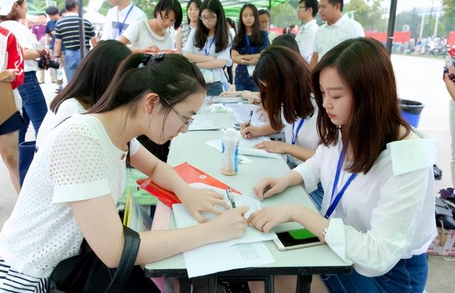 大学暑假是几月到几月，南方大学暑假是几月到几月（全国各地大一新生入学时间已定）