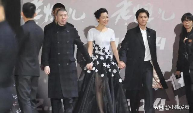 许晴最近近照曝光，穿蕾丝上衣有点撑的既视感