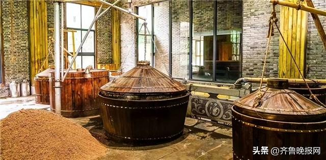 白酒怎么区分粮食酒和勾兑酒，教你如何鉴别勾兑酒和纯粮酒（白酒如何分辨是勾兑还是纯粮酿造的）