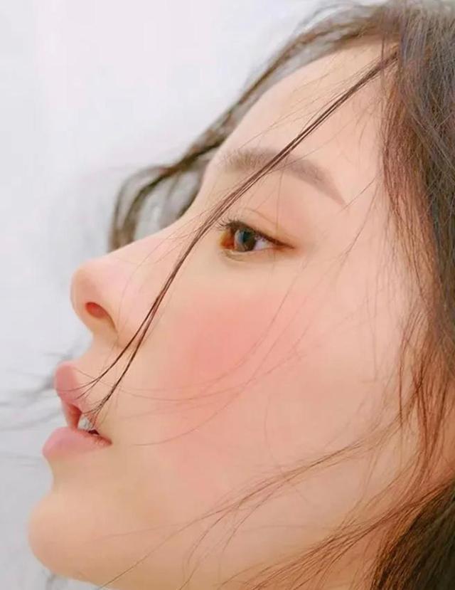 如何改善嘴唇颜色，如何改善嘴唇颜色发紫（女生日常别“裸唇”出门）