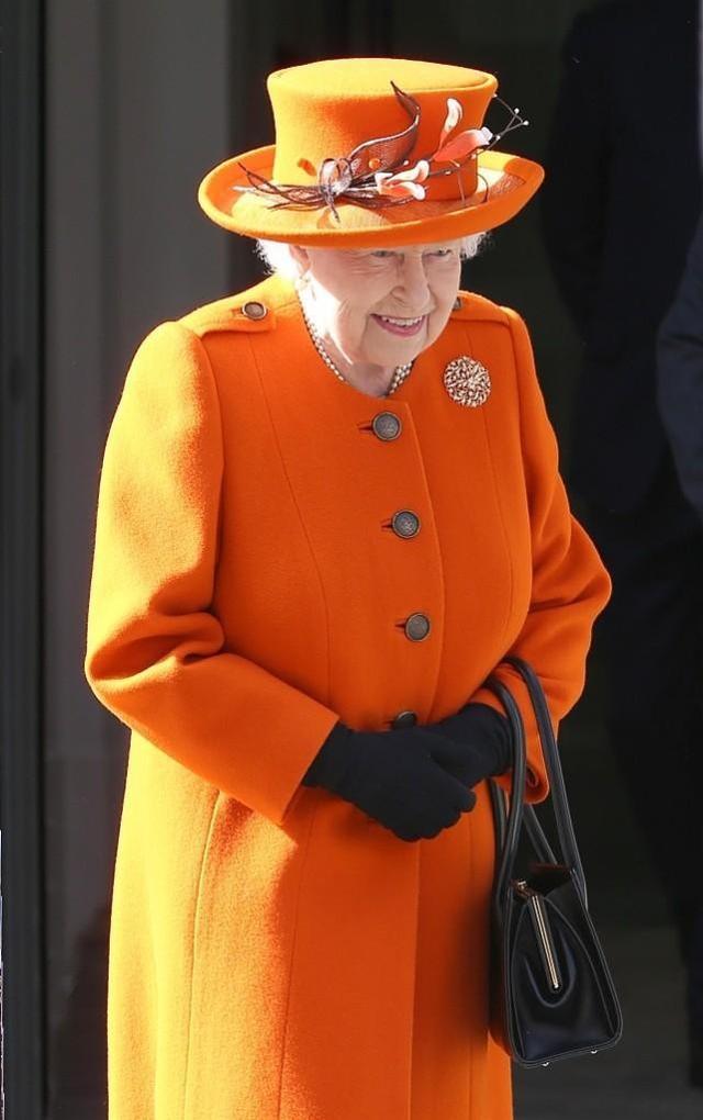 橘色最佳颜色搭配，橘色搭配蓝色（英国女王真是“老来俏”）