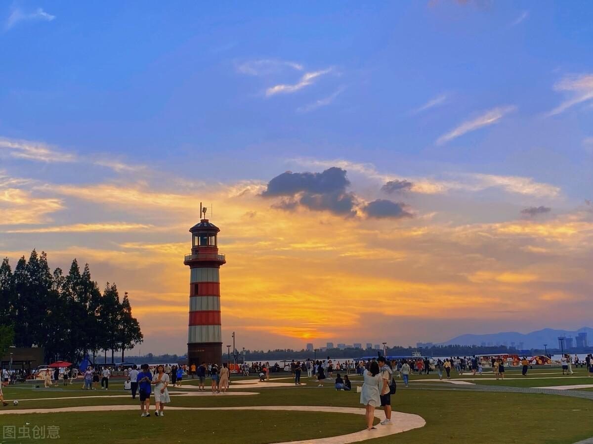 位于南京市建邺区扬子江大道888号,江边观景宝藏地,这是南京最美日落