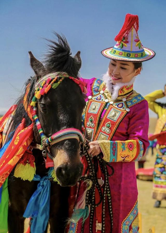 东乡族有什么风俗习惯，东乡族生活风俗（裕固族、东乡族、保安族等少数民族精美服饰文化）