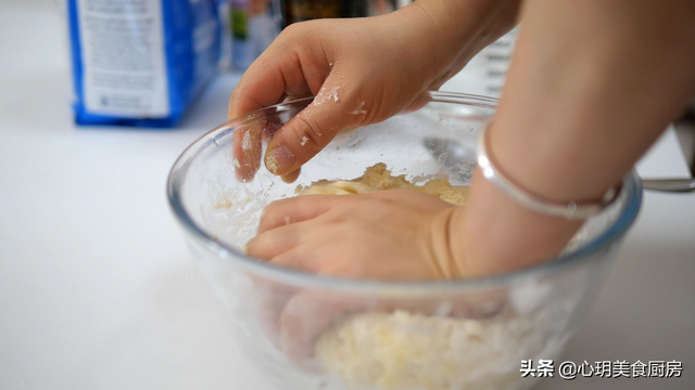 生面团如何做面包，发酵好的面团怎么做面包（全家人都爱吃吐司面包）