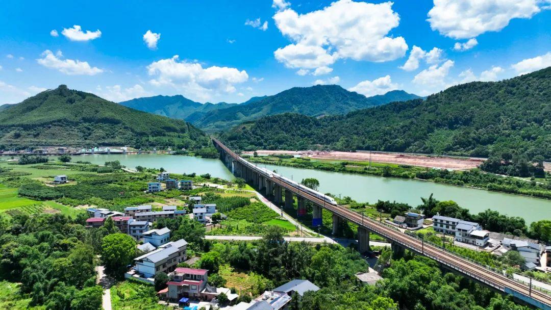 厦门到杭州高铁(厦门有几个火车站)