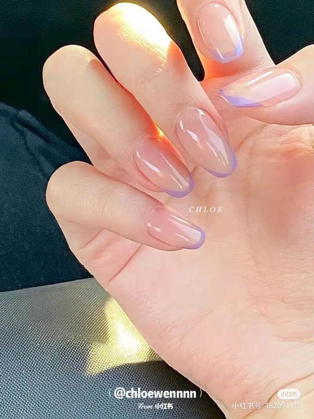 指甲油裸色和透明色有什么区别，护甲油和透明色的指甲油一样吗（显白好看，春夏必做）