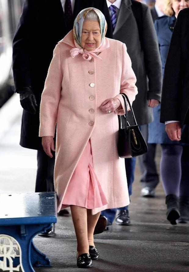 橘色最佳颜色搭配，橘色搭配蓝色（英国女王真是“老来俏”）