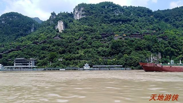 葛洲坝和三峡大坝，长江的水利枢纽三峡葛洲坝（湖北宜昌：乘船过葛洲坝）