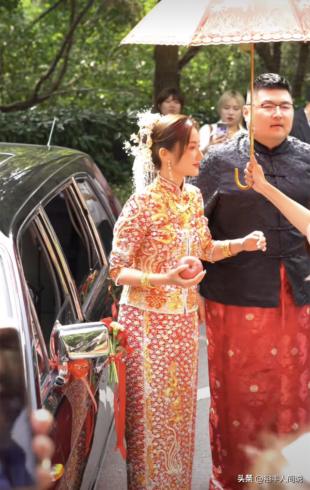 结婚一般几套衣服，结婚一般几套衣服合适（妻子打扮富贵全身超百万）