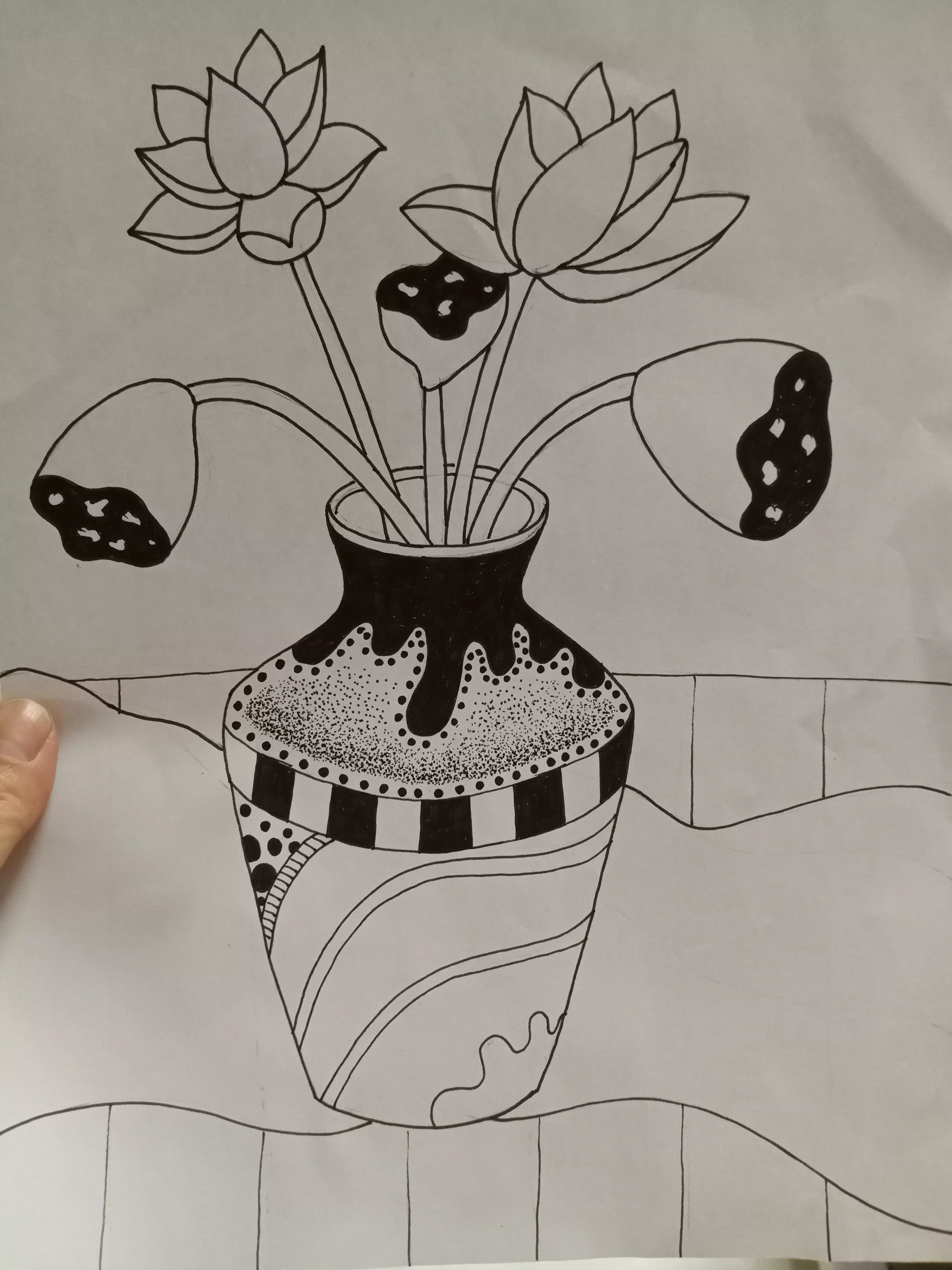 花瓶怎么画好看又简单，怎么画花瓶简笔画（多步骤详细解说线描画《花瓶和花》的画法）