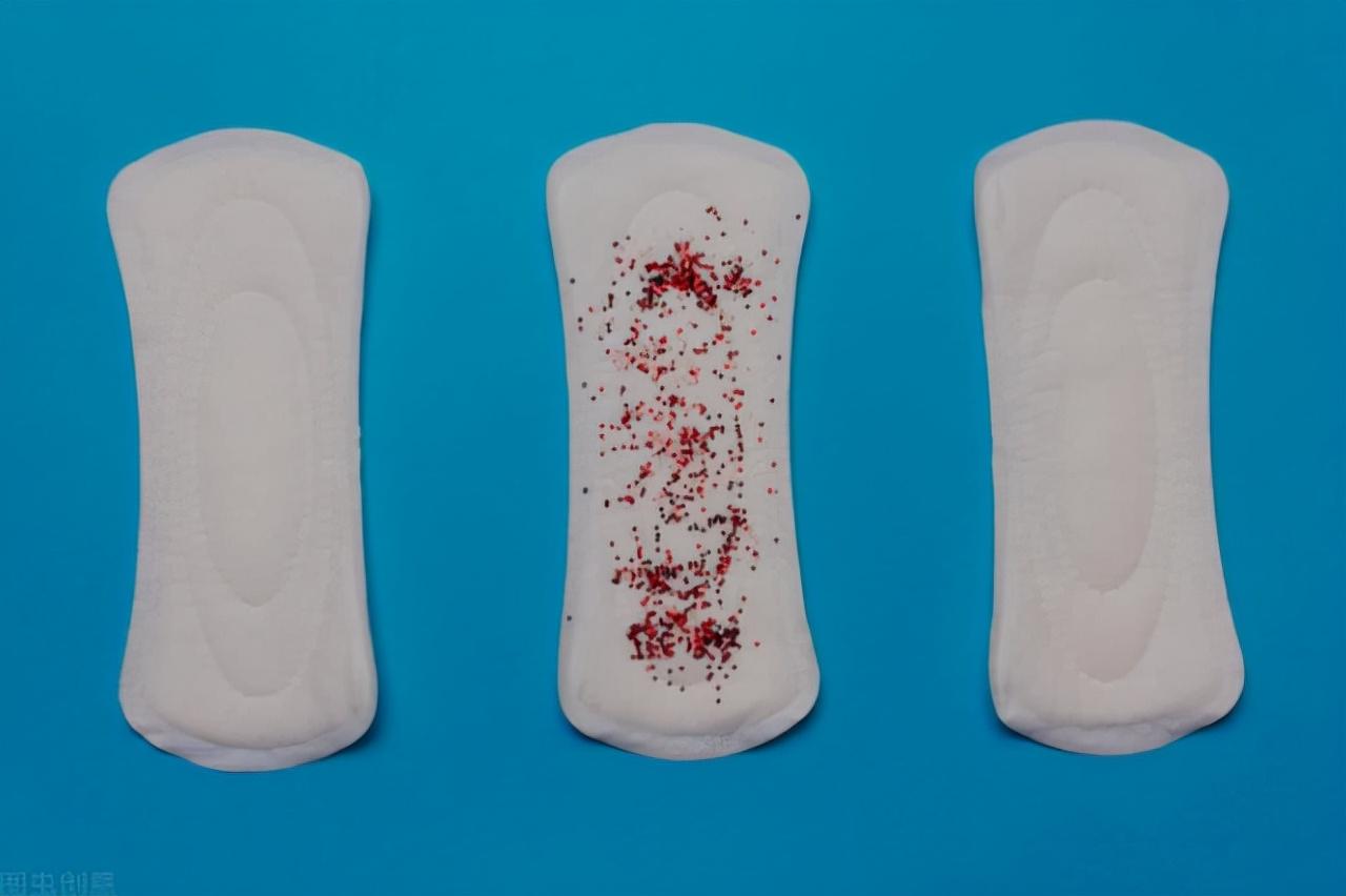 卫生巾带血的图片,女性例假期间