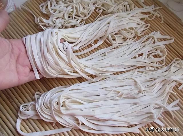 手擀面怎么做好吃，菠菜手擀面怎么做好吃（爽滑筋道营养高）