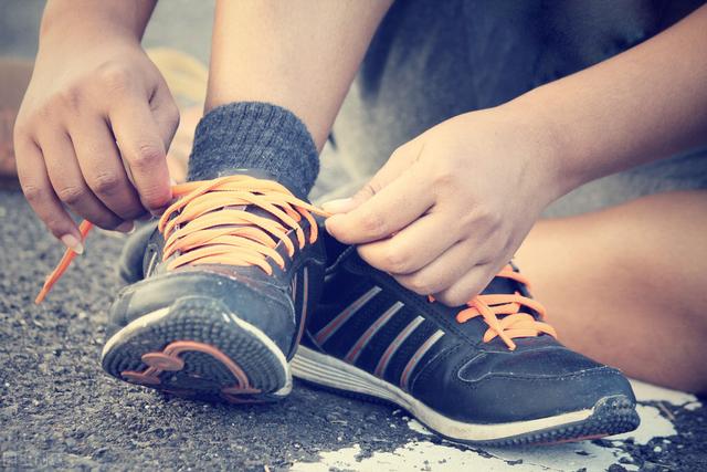 鞋带老是松怎么办，鞋带怎么系不容易松开（为什么你的鞋带总是松开）