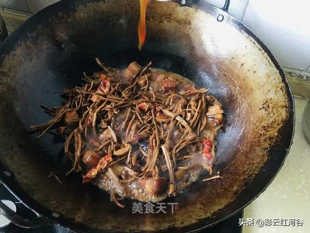 茶树菇黄豆红烧肉，茶树菇土豆烧肉的做法（嚼在嘴里全是肉香）