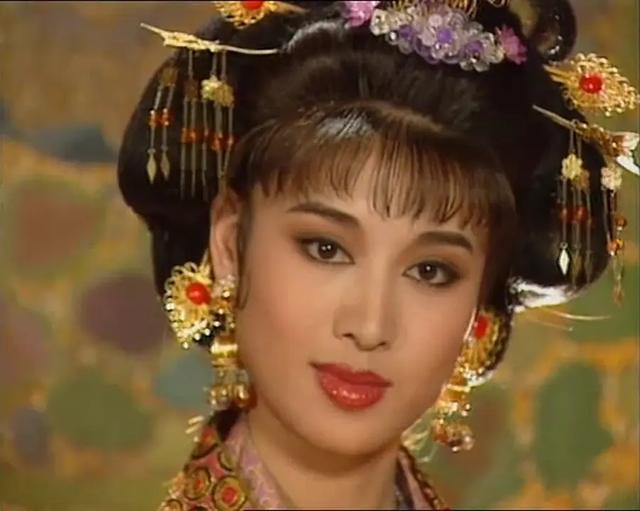 古代步摇图片，日本艺妓她们头上戴的发饰名称。那个圆球和那些像步摇的东西叫什么名字。（步摇、花钿、折股钗、凤簪、梳篦、花冠）