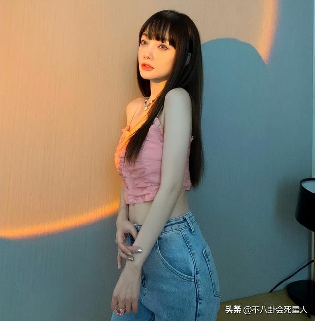 40岁李小璐穿露腰装现身寺庙，离婚3年身材越来越火辣