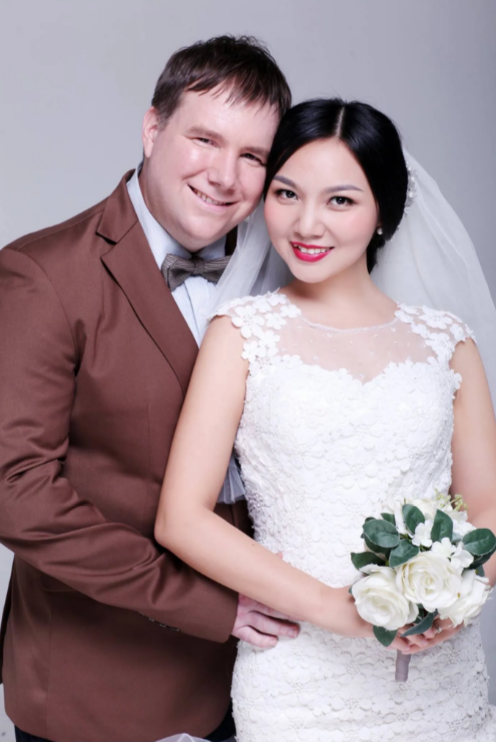 趴耳朵，娶了小12岁的中国媳妇（趴耳朵狗图片）