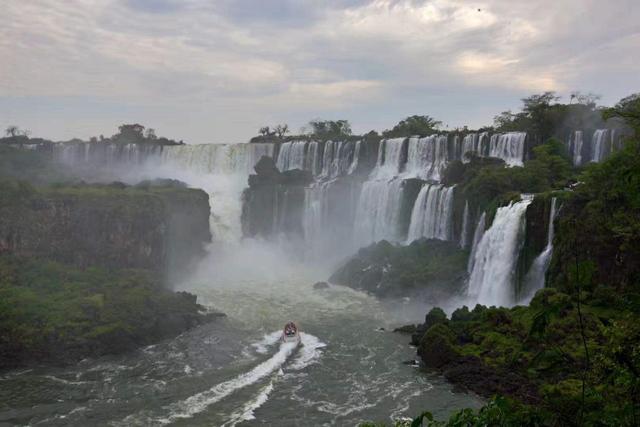 关于伊瓜苏瀑布介绍，伊瓜苏瀑布简介（世界顶级旅游目的地之伊瓜苏大瀑布）