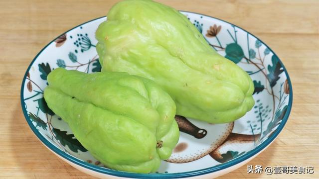 怎样做美味的佛手瓜木耳炒鸡蛋，佛手瓜和木耳鸡蛋一起吃的功效（佛手瓜不要直接炒了）