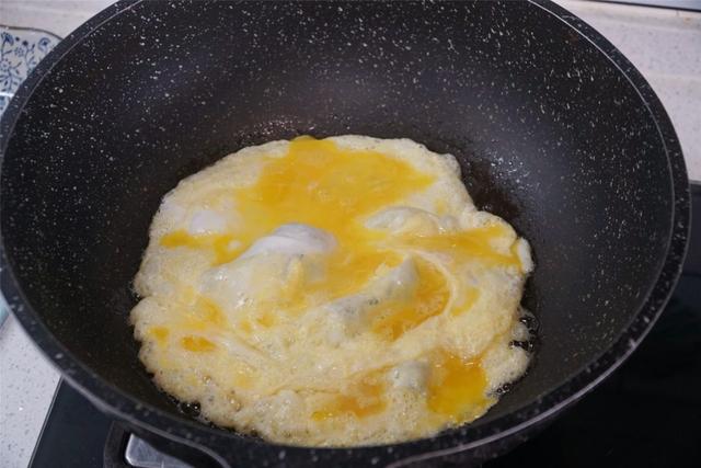 西胡芦怎么炒好吃，虾仁西葫芦怎么炒好吃（年夜饭的“拿手”素菜）