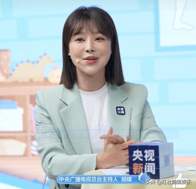 央视新闻主播胡蝶主持科普直播，形象风格大变样，不戴假发更好看