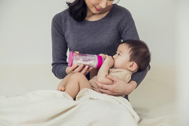 新生儿吃奶时间长，新生儿超过4小时不吃奶（是不想吃还是“没吃饱”）