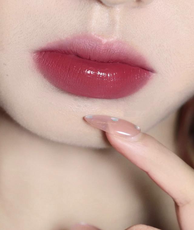 红棕色口红适合素颜吗，素颜用什么颜色的口红（皮肤暗黄的女生涂也显白）