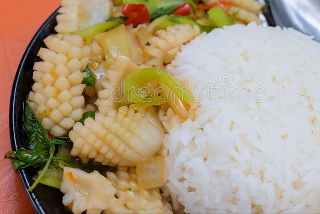 怎么炒鲜鱿鱼，怎么炒鲜鱿鱼须（直接下锅是大忌）