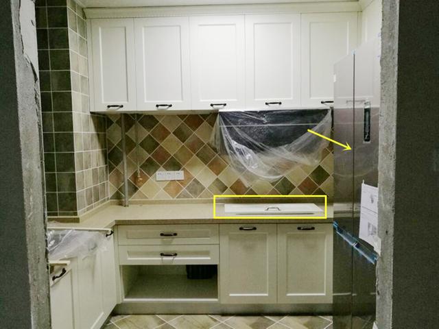 冰箱对着灶台好不好，冰箱对着灶怎么化解（这厨房还能做饭不）