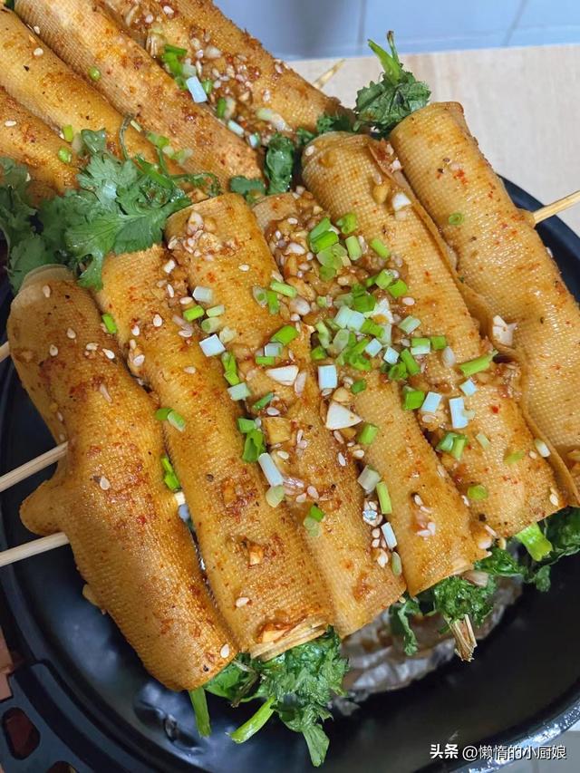 四,油炸香菜食材:香菜 鸡蛋 小酥肉炸粉做法:①香菜洗净捆成小捆备用