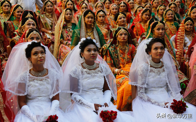 印度一共有多少官方语言，普通人一个月的工资