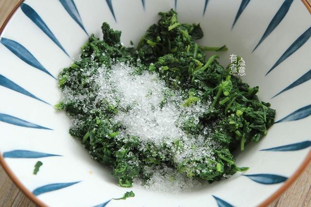 艾叶炒鸡蛋的正确做法，艾叶炒鸡蛋的家常做法（路边遇到艾草记得多摘点）